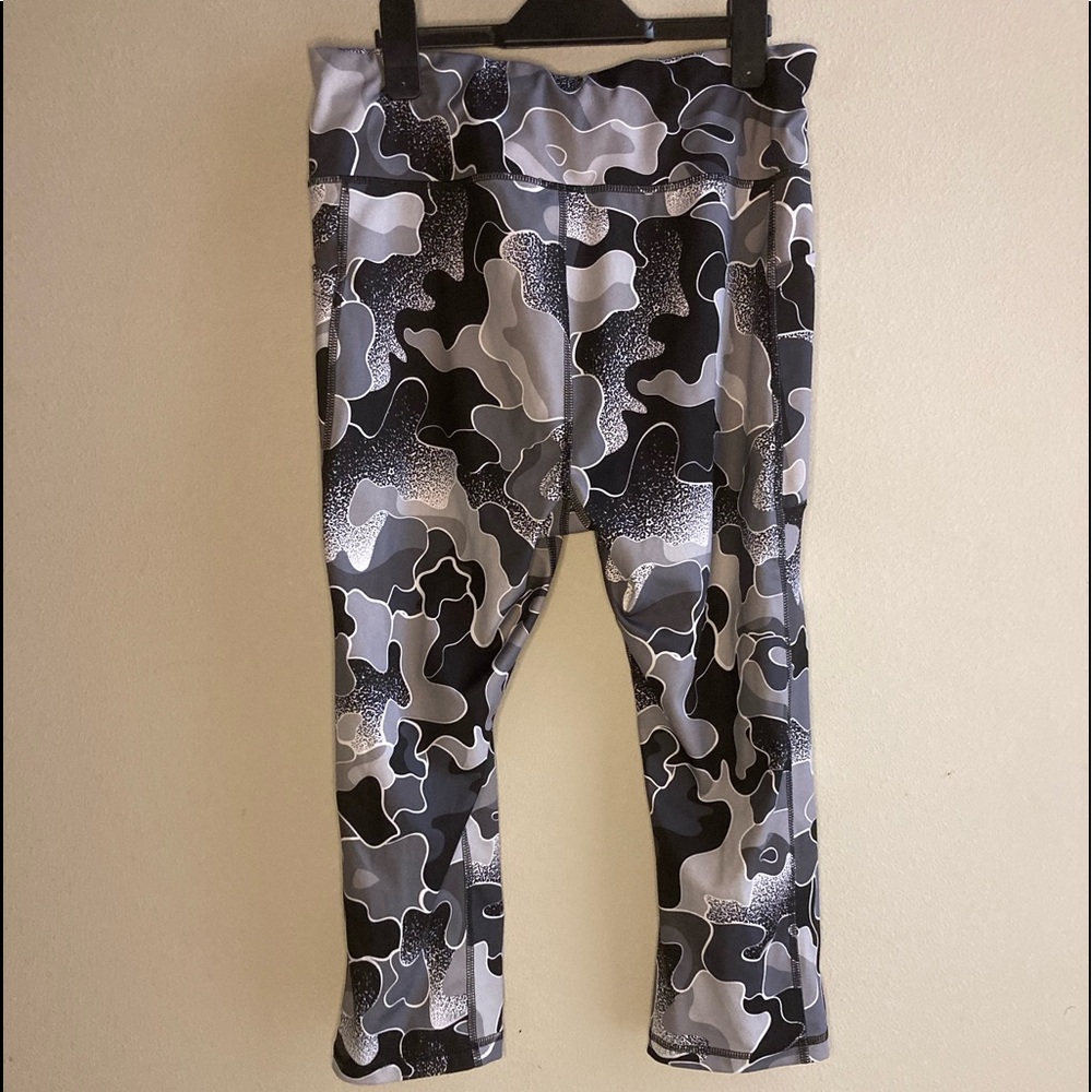 Avia Black and White Art Deco Camo Calf Length Leggings